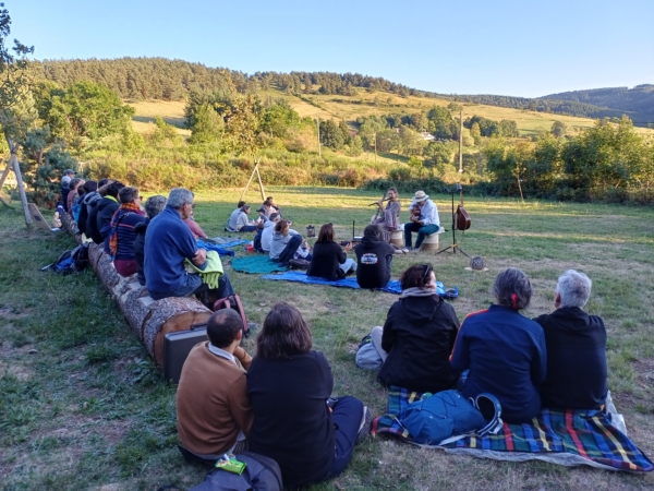 Une guitare au coeur de la forêt